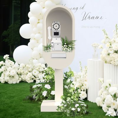 ตู้โทรศัพท์สีขาวพร้อมโทรศัพท์สมุดเยี่ยมพร้อมเสียง