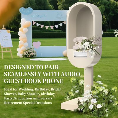 ตู้โทรศัพท์สีขาวพร้อมโทรศัพท์สมุดเยี่ยมพร้อมเสียง